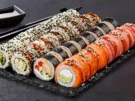 Combinado de 20 piezas de sushi y bebida